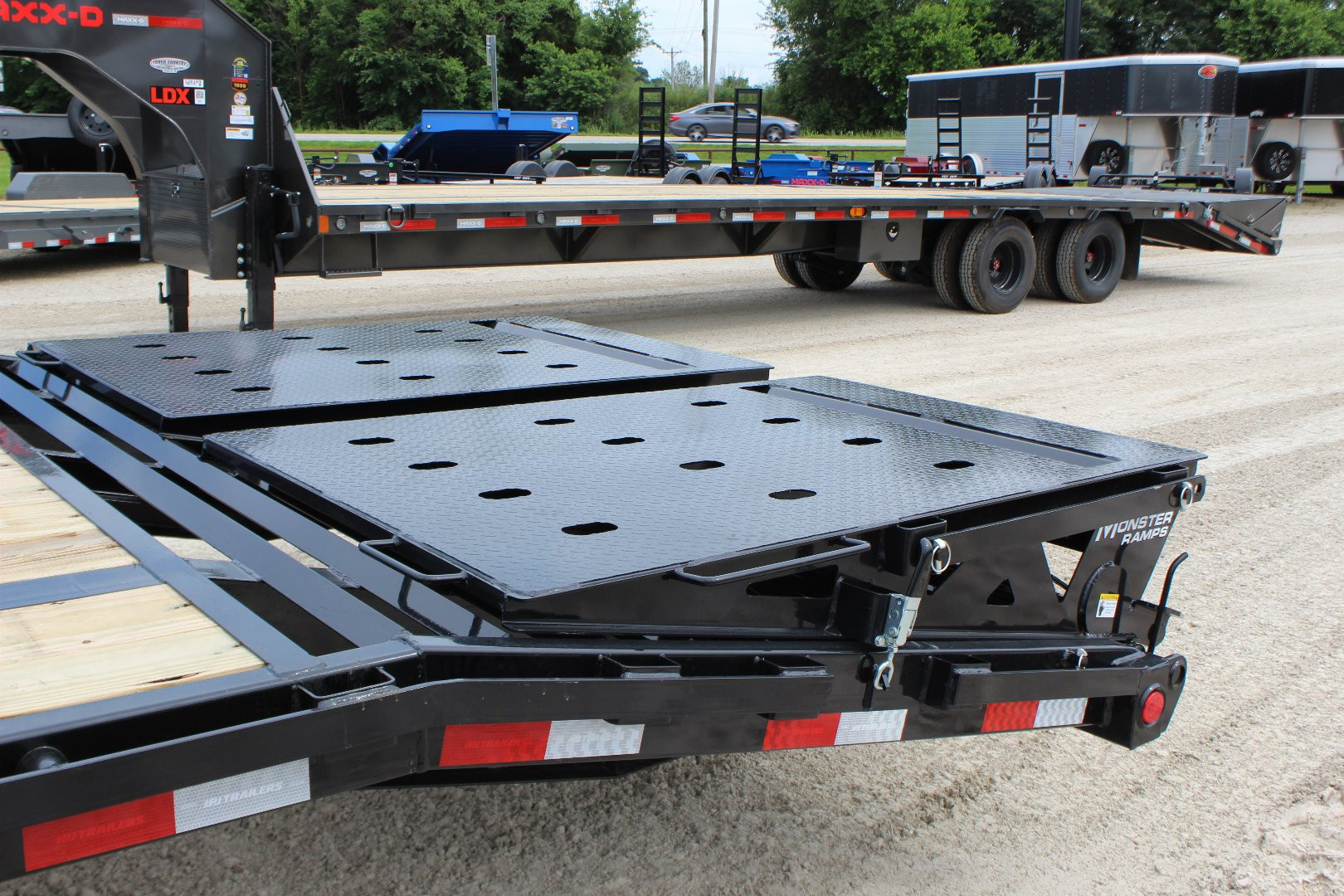 New 2026 PJ TRAILERS 102" x 25' LS Gooseneck Flatbed Trailer