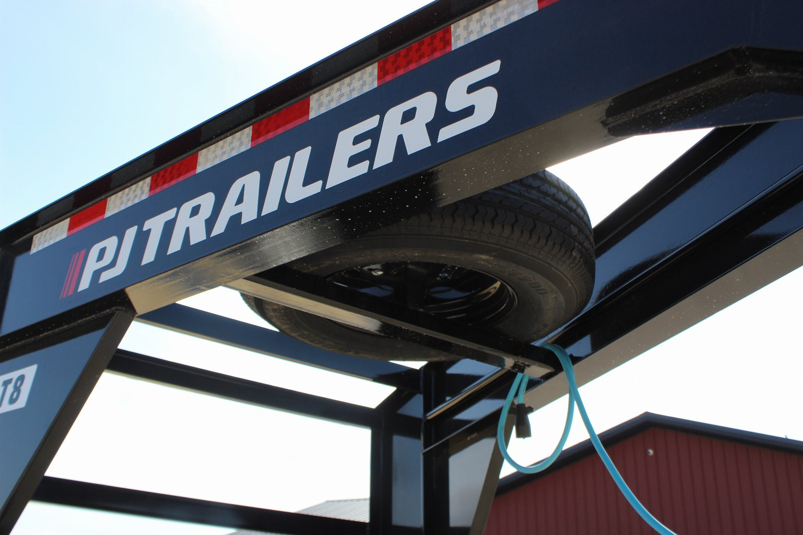 New 2025 PJ 102" x 24' T8 Gooseneck Deckover Trailer