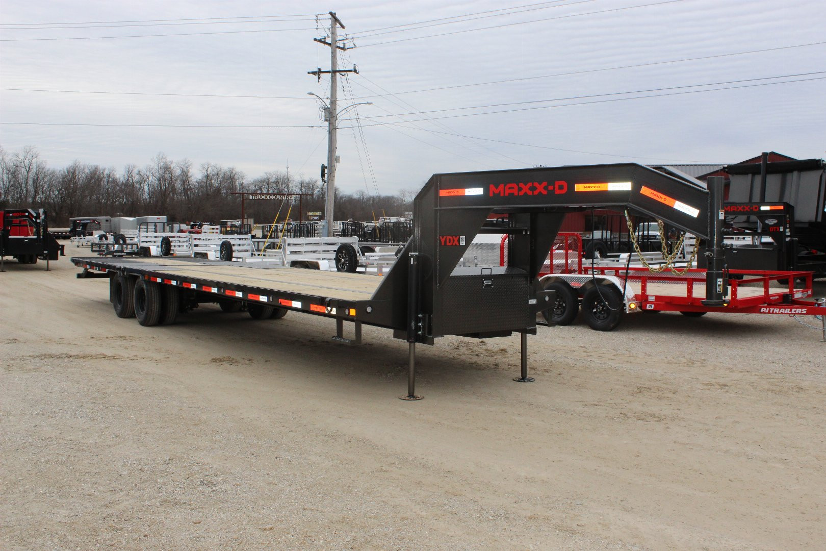 New 2025 MAXXD YDX 36' X 102" Gooseneck Hydraulic Dovetail