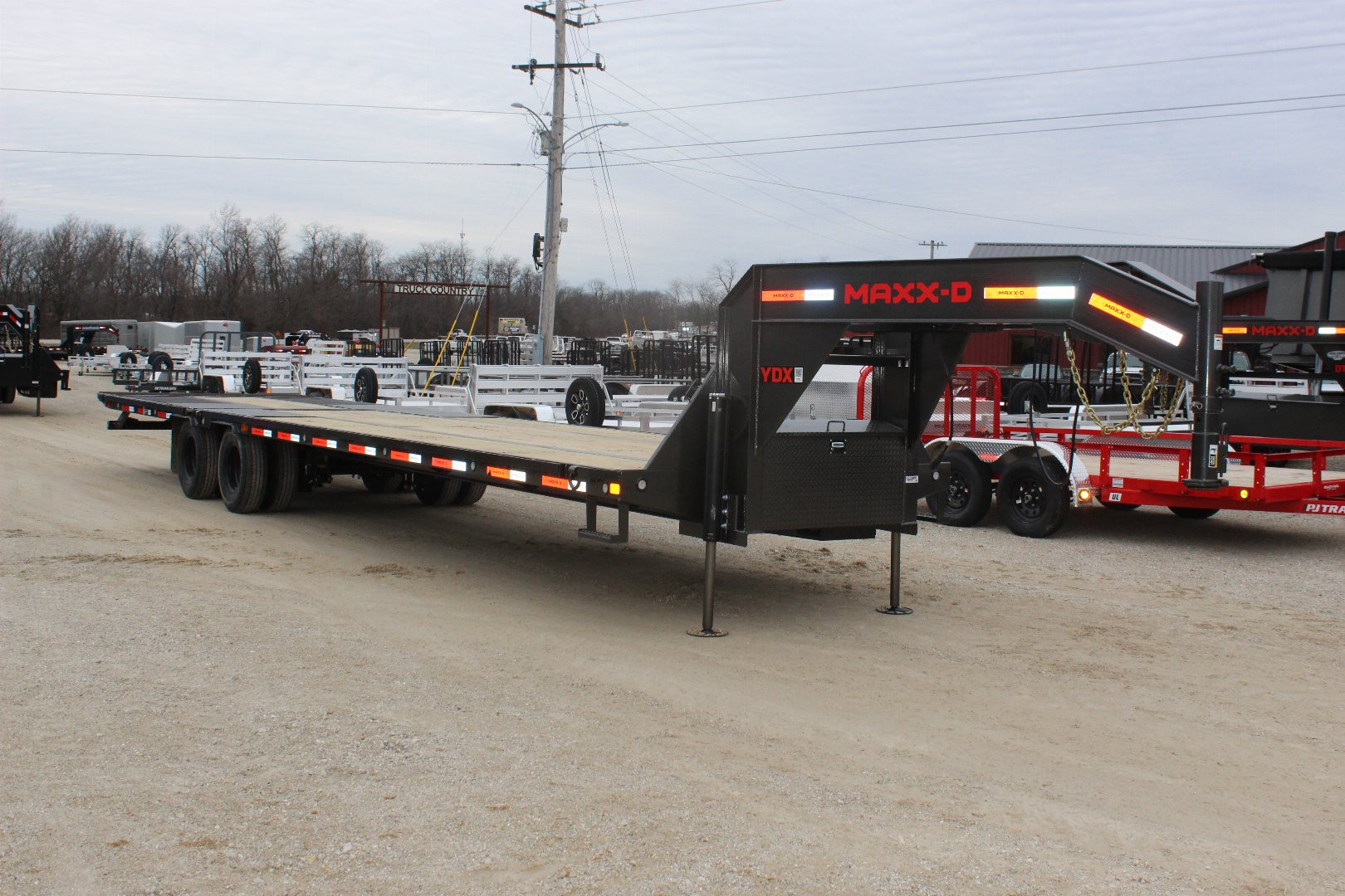 New 2025 MAXXD YDX 36' X 102" Gooseneck Hydraulic Dovetail