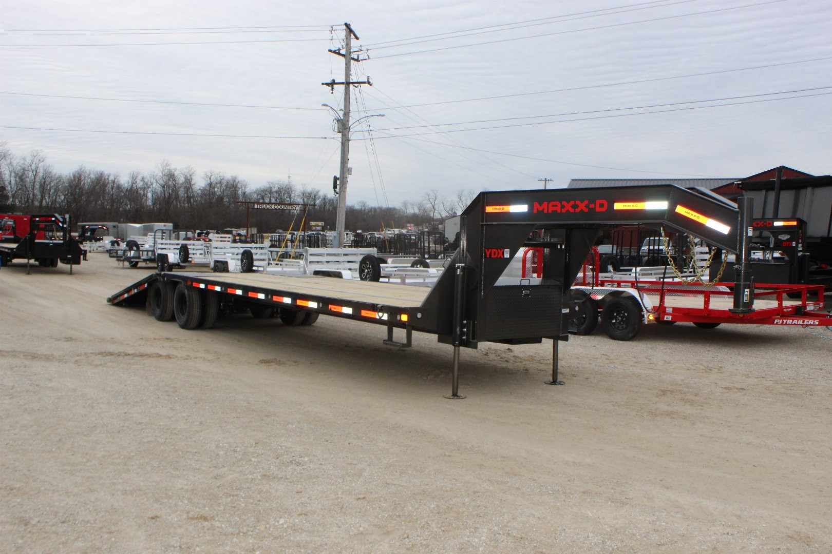 New 2025 MAXXD YDX 36' X 102" Gooseneck Hydraulic Dovetail
