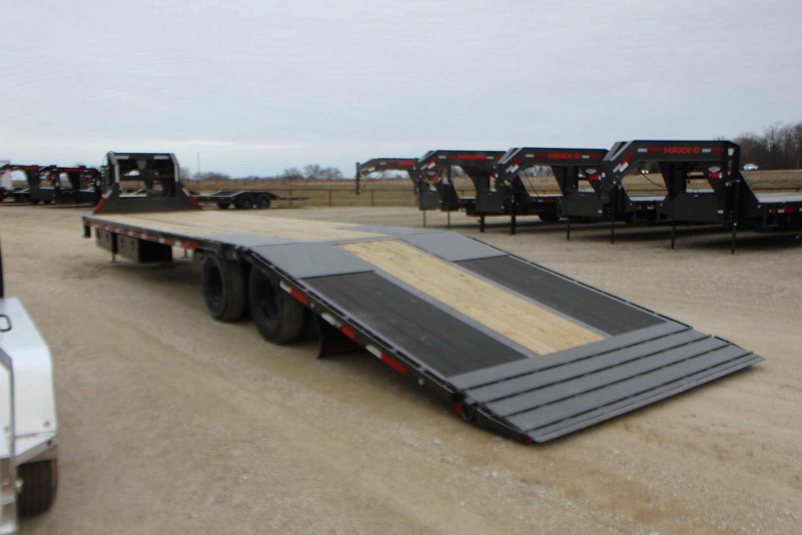 New 2025 MAXXD YDX 36' X 102" Gooseneck Hydraulic Dovetail