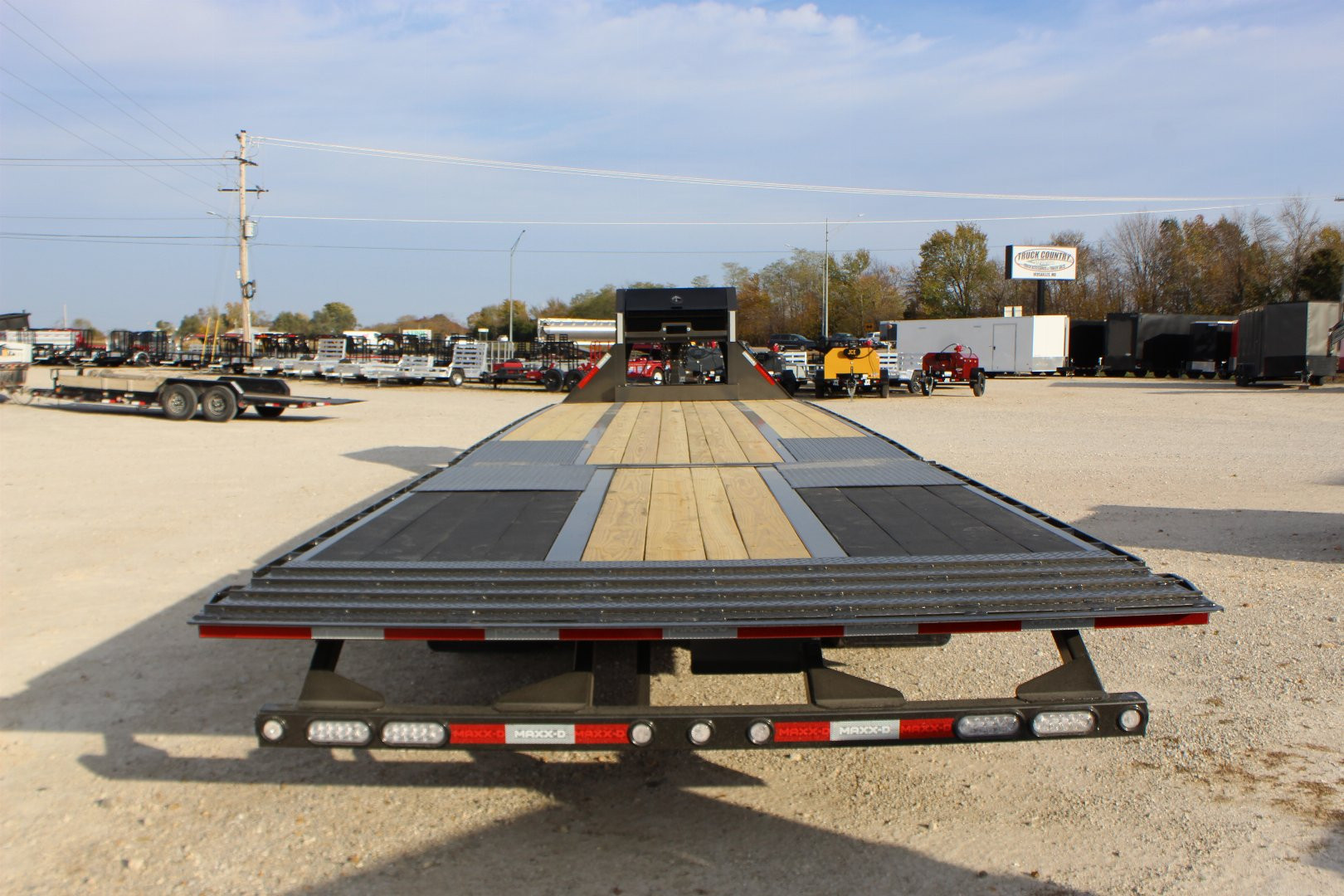 New 2025 MAXXD 34' Gooseneck Hydraulic Dovetail Trailer