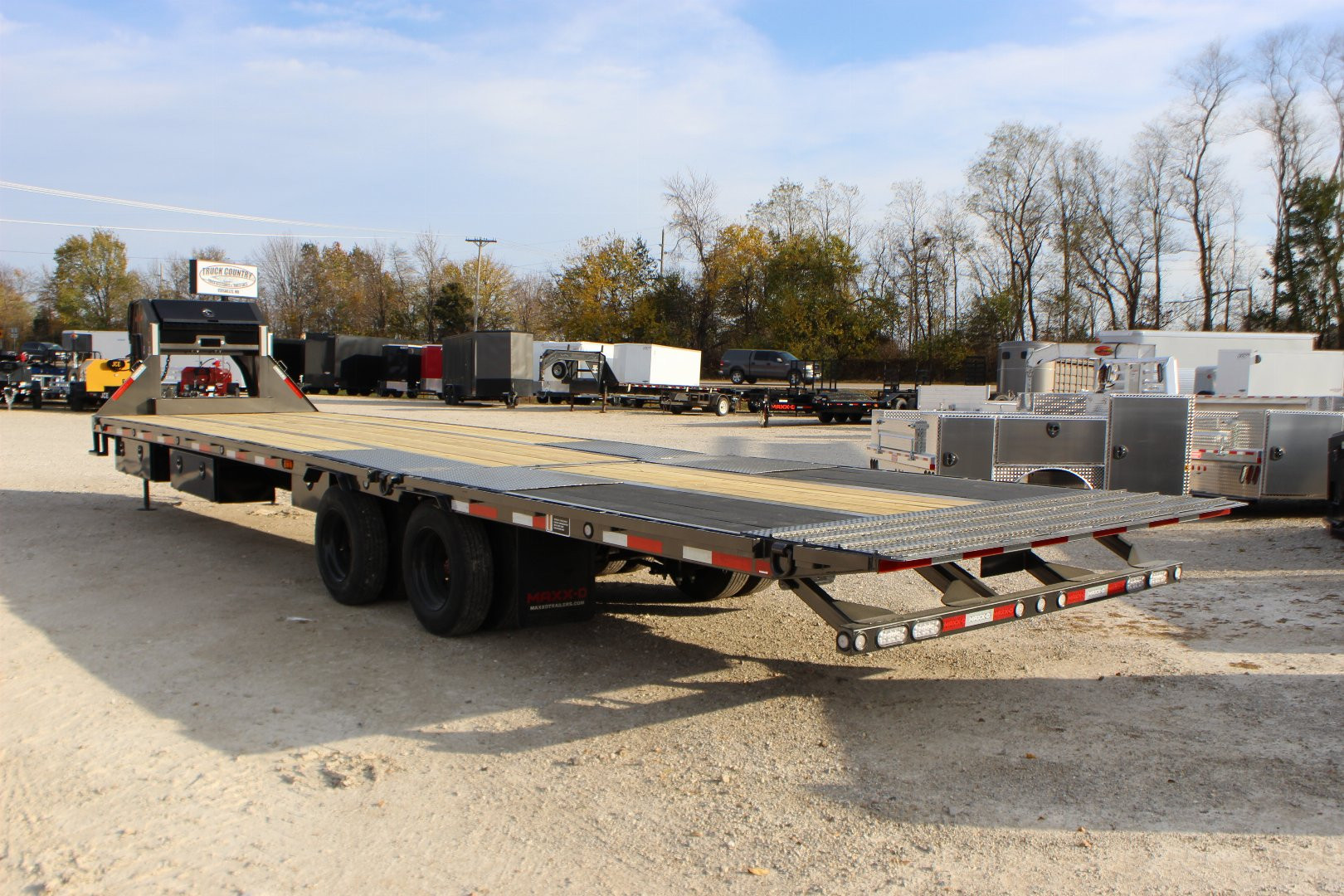 New 2025 MAXXD 34' Gooseneck Hydraulic Dovetail Trailer