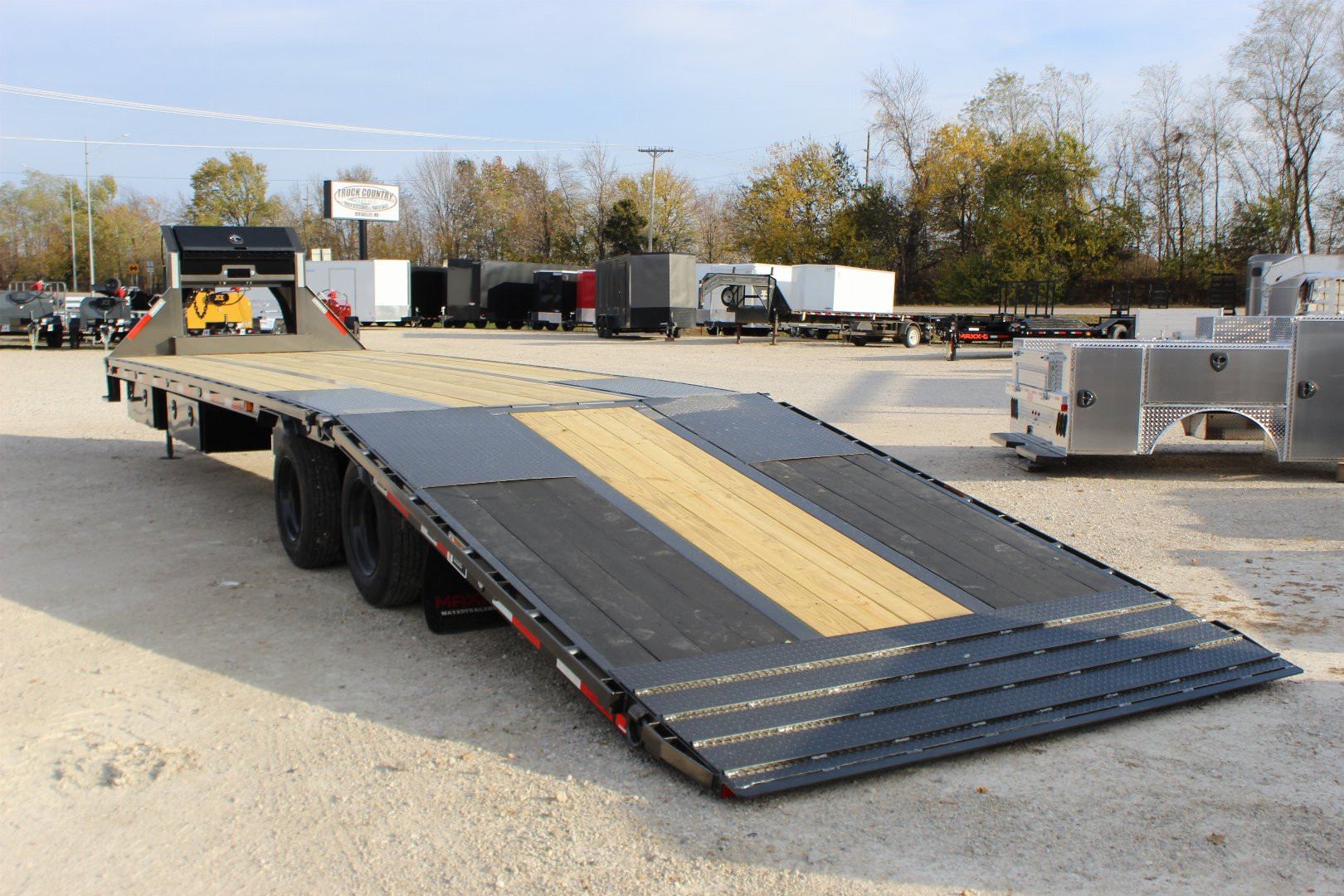 New 2025 MAXXD 34' Gooseneck Hydraulic Dovetail Trailer