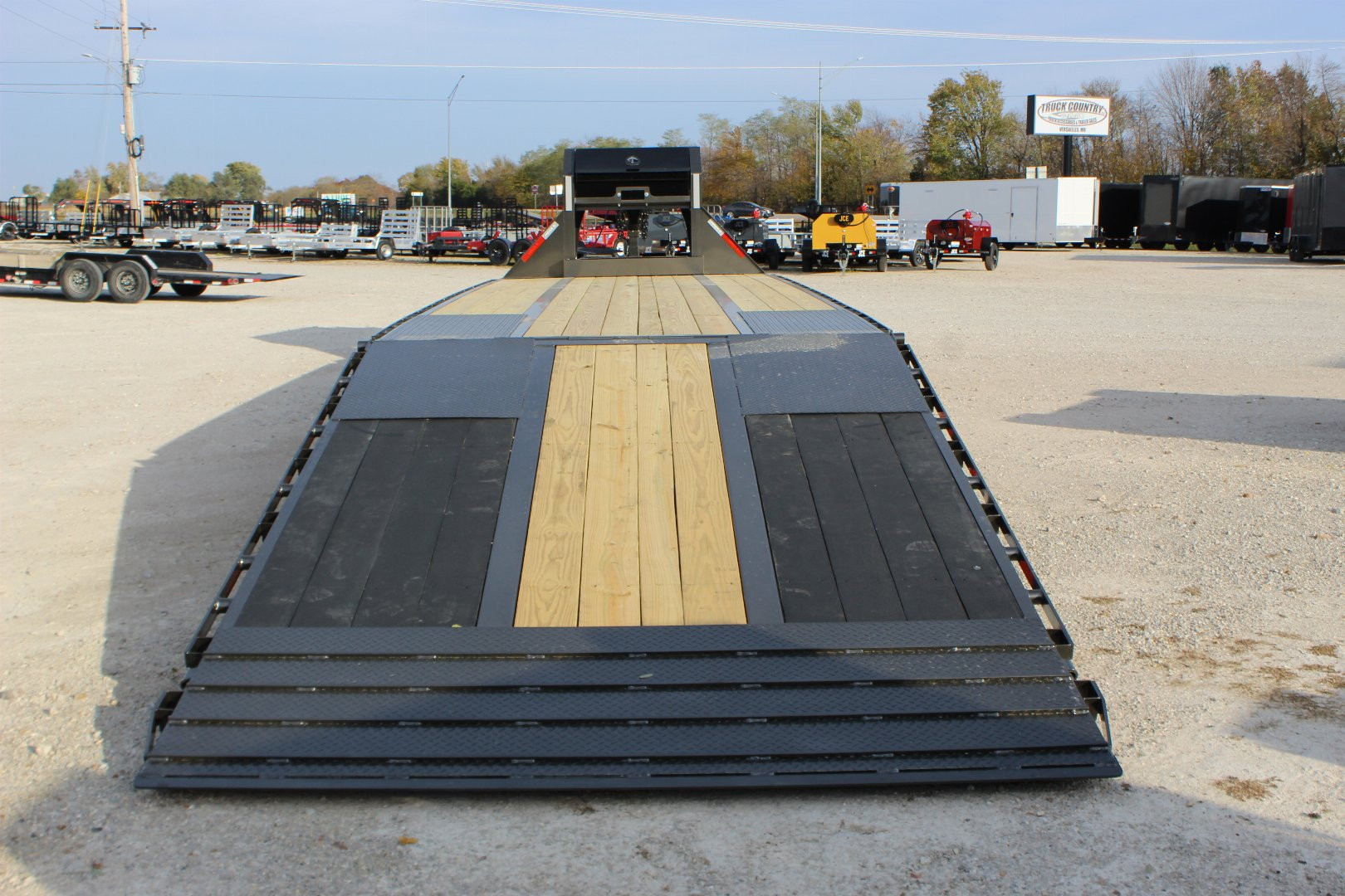 New 2025 MAXXD 34' Gooseneck Hydraulic Dovetail Trailer