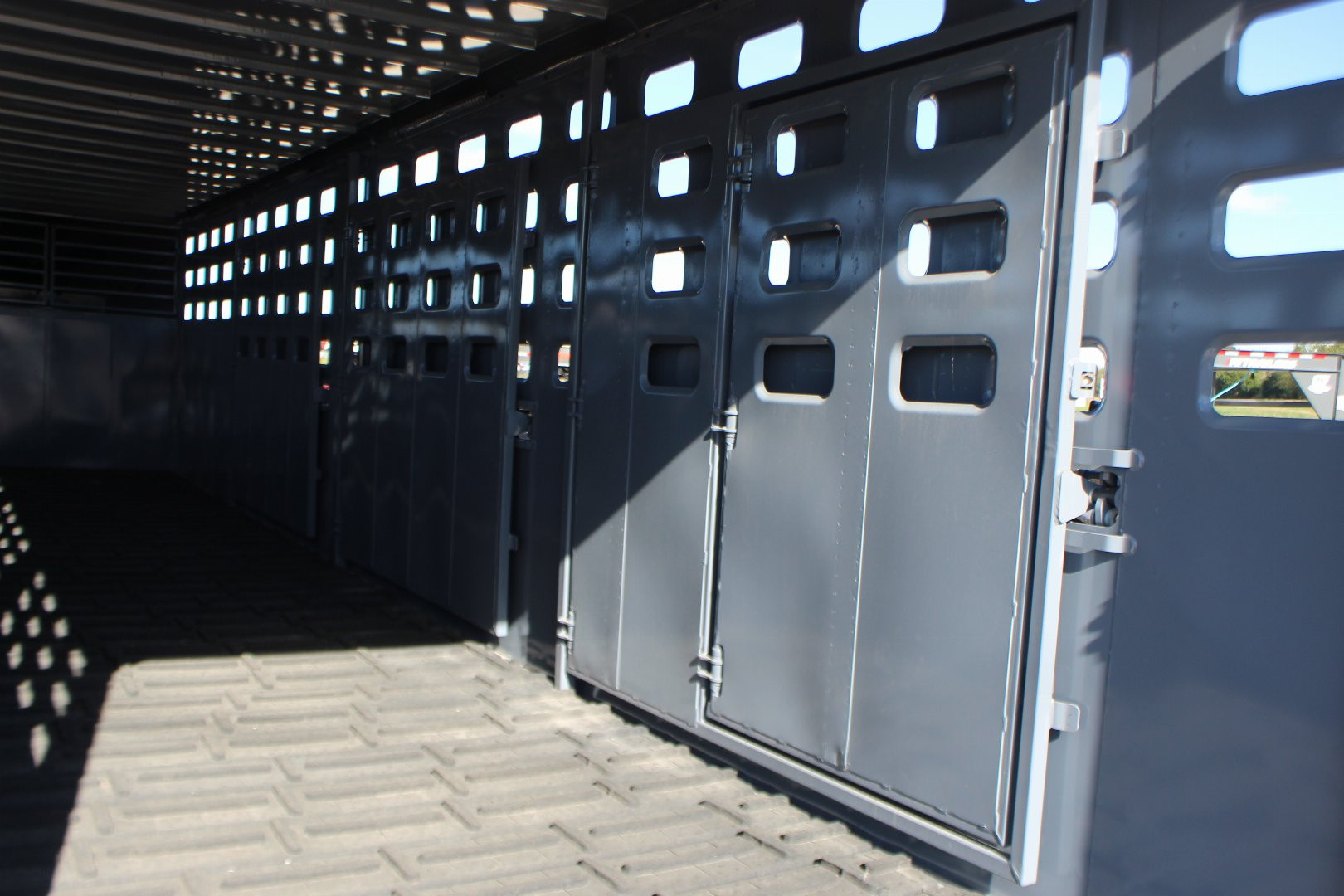 New 2025 Eagle X Trailer 6.8 x 32 gooseneck LivestockTrailer