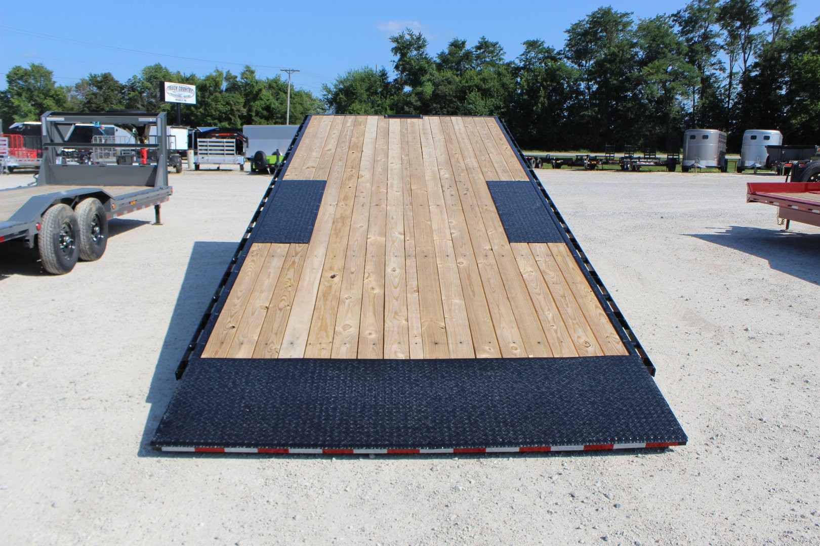 New 2025 PJ TRAILERS 96" x 22' T8 Deckover Trailer