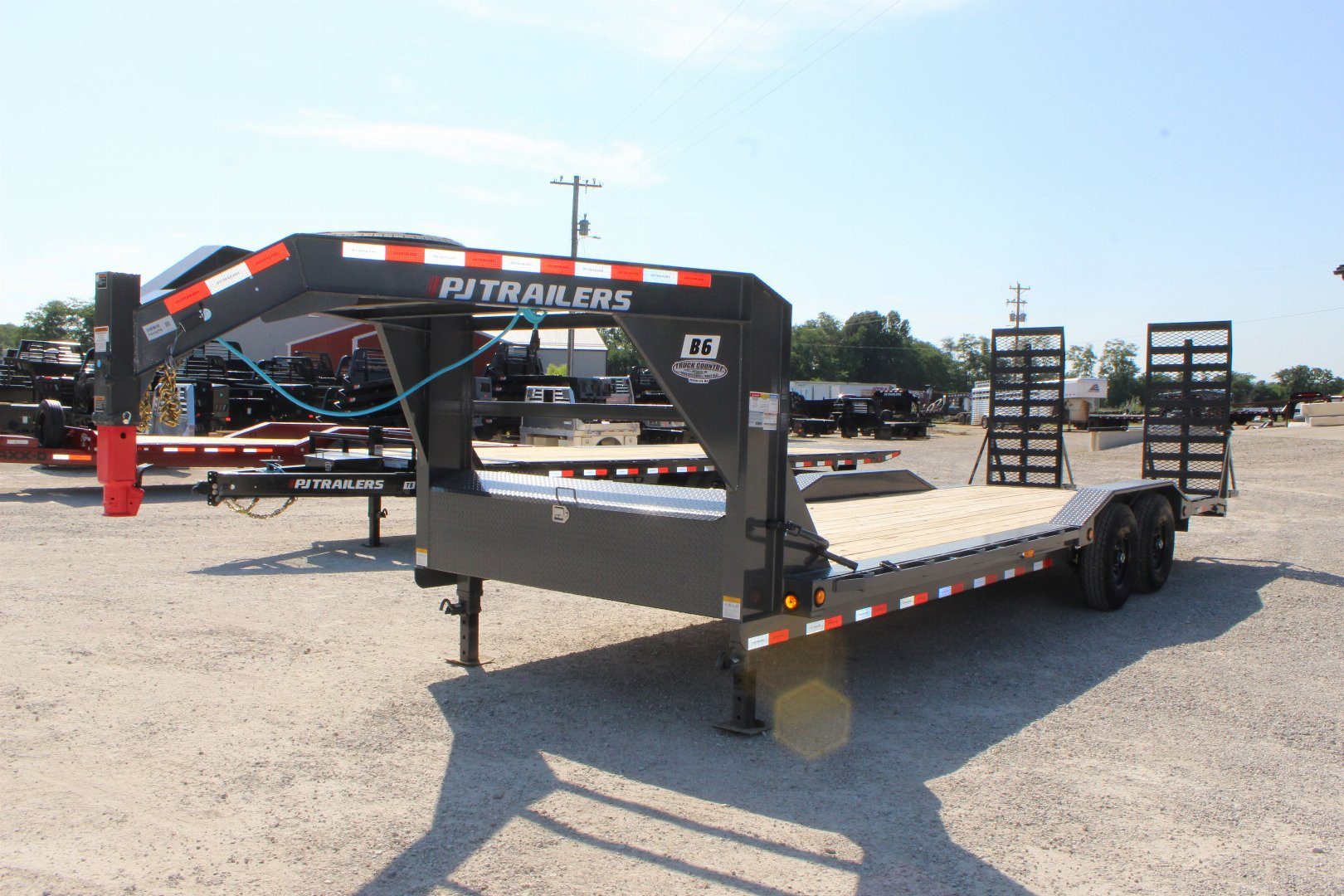 New 2025 PJ Trailers B6 24' gooseneck Equipment Trailer