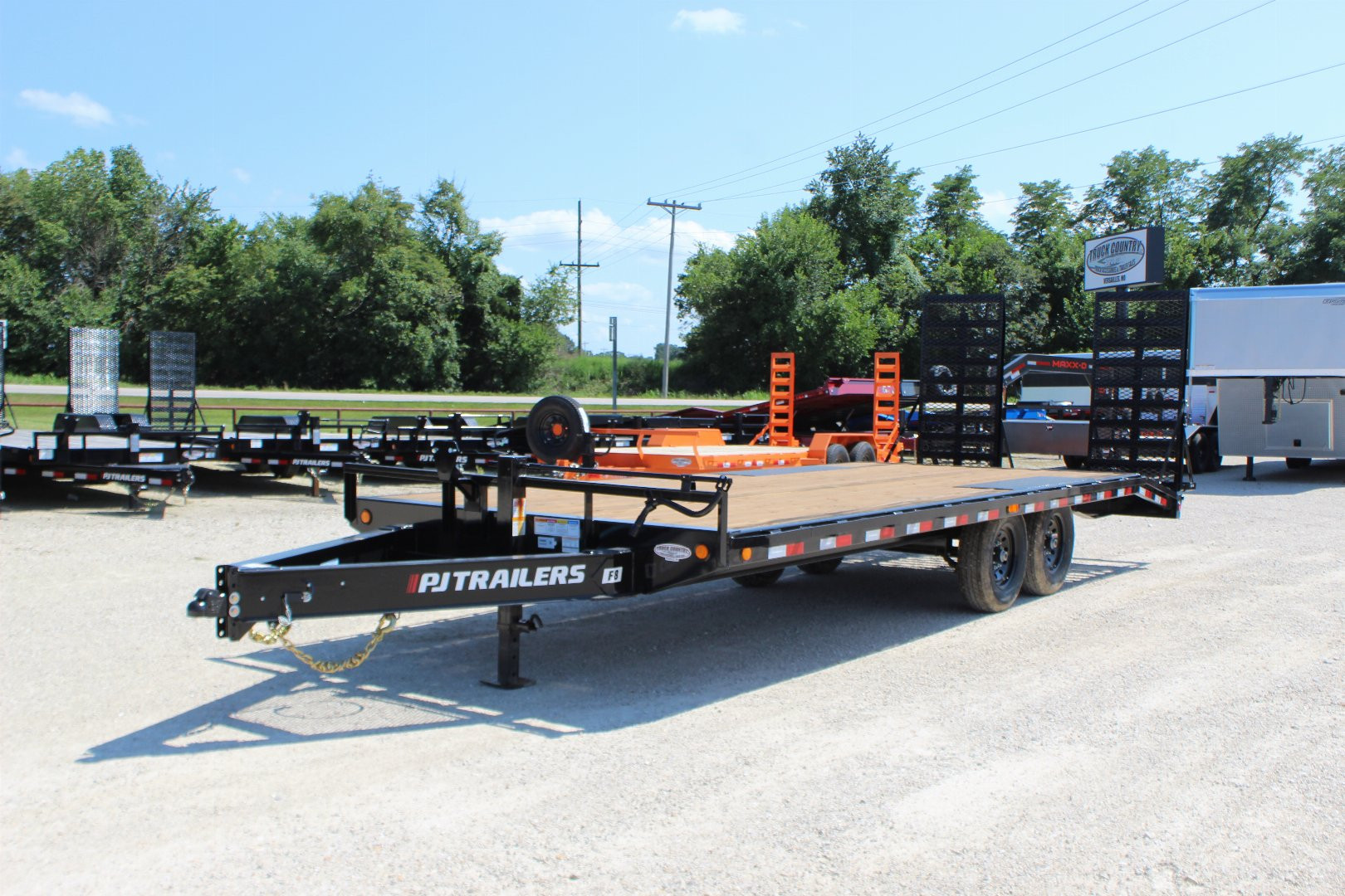 New 2025 PJ Trailers F8 22' BP deckover