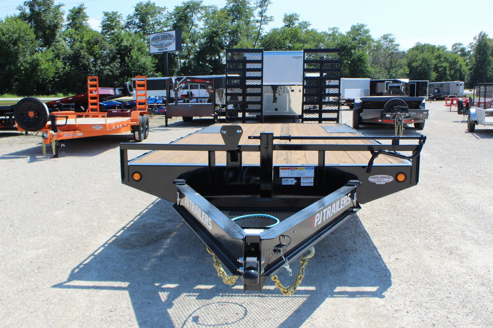New 2025 PJ Trailers F8 22' BP deckover