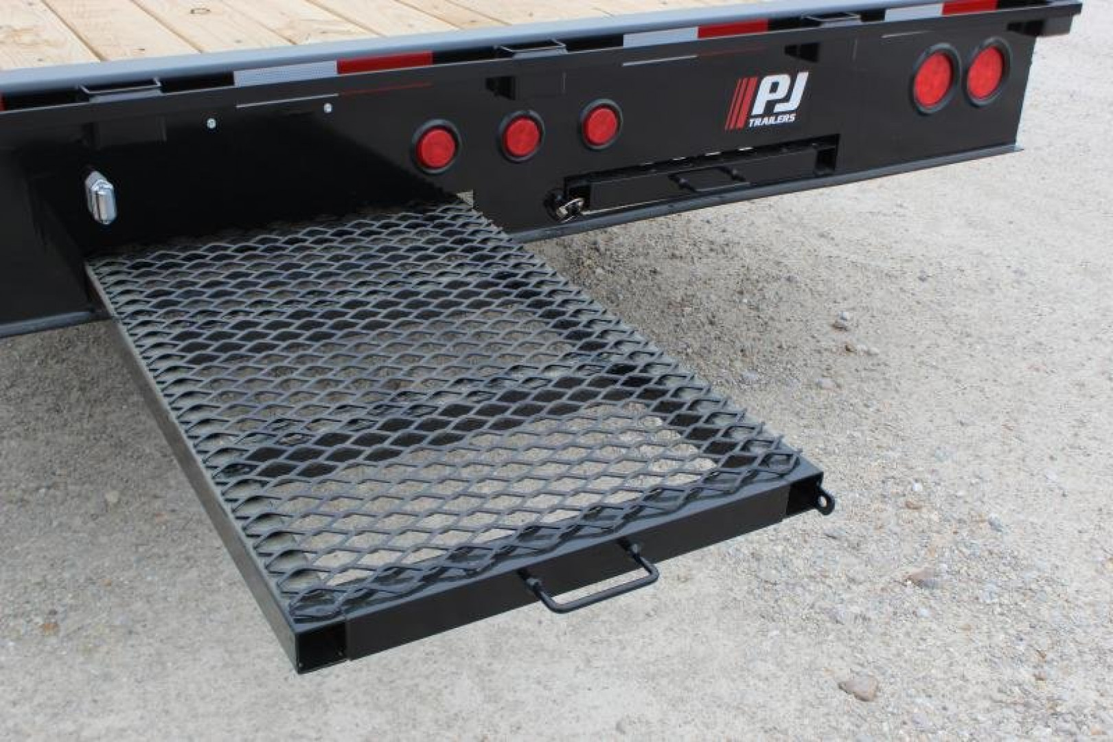 New 2023 PJ Trailers 101" x 22' L6 Deckover Trailer