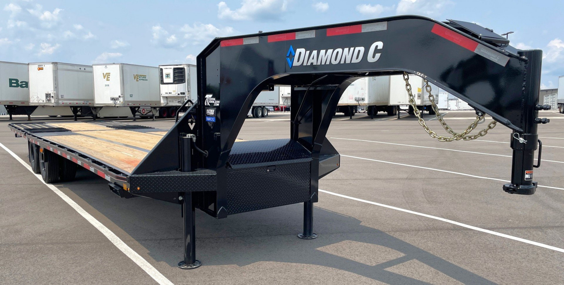 New Diamond C FMAX 212 Gooseneck Flatbed Trailer 32': Hydraulic Dove, 25,900 GVWR, Spare, Hydraulic Jacks