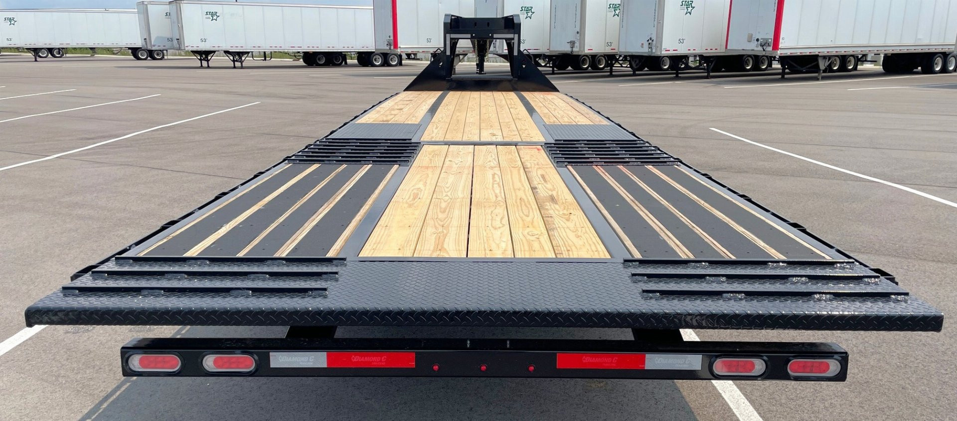 New Diamond C FMAX 212 Gooseneck Flatbed Trailer 32': Hydraulic Dove, 25,900 GVWR, Spare, Hydraulic Jacks