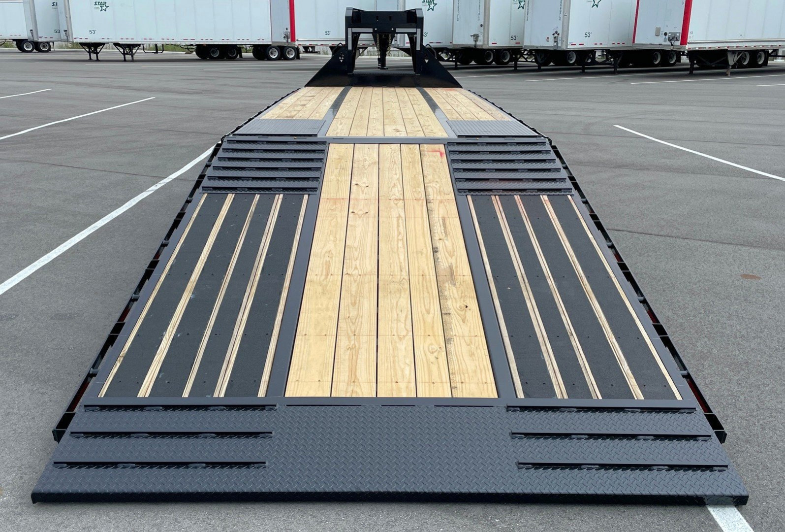 New Diamond C FMAX 212 Gooseneck Flatbed Trailer 32': Hydraulic Dove, 25,900 GVWR, Spare, Hydraulic Jacks