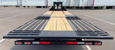 New Diamond C FMAX 212 Gooseneck Flatbed Trailer 32': Hydraulic Dove, 25,900 GVWR, Spare, Hydraulic Jacks
