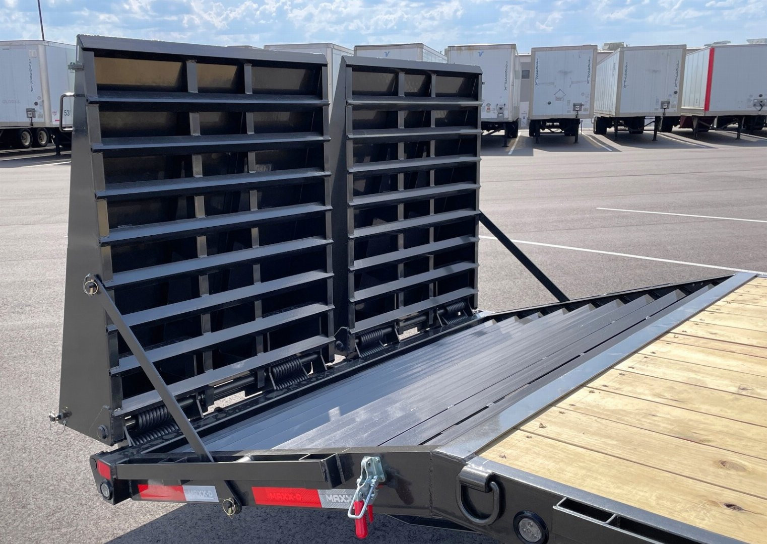 New Maxx-D GSX 20+5 Gooseneck Flatbed Trailer: Maxx-D-Out Ramps, Spare, 17.5 Tires, 18K GVWR