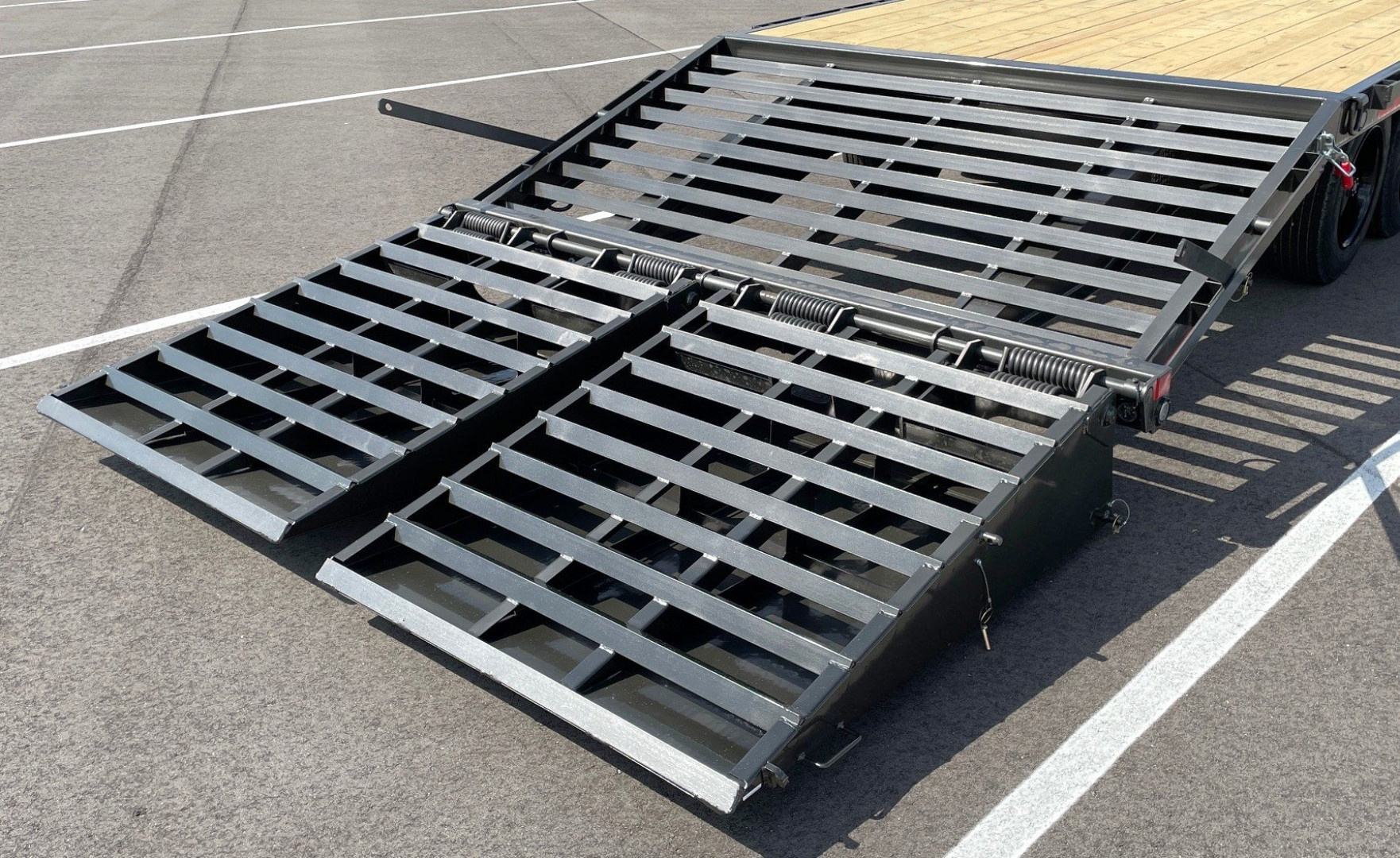 New Maxx-D GSX 20+5 Gooseneck Flatbed Trailer: Maxx-D-Out Ramps, Spare, 17.5 Tires, 18K GVWR