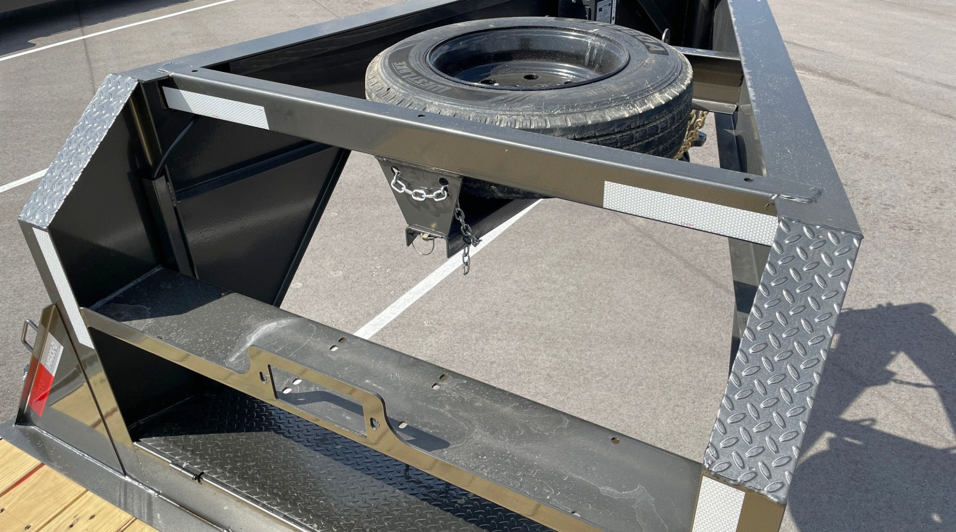 New Maxx-D GSX 20+5 Gooseneck Flatbed Trailer: Maxx-D-Out Ramps, Spare, 17.5 Tires, 18K GVWR