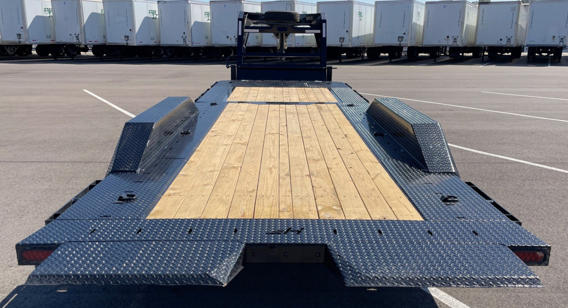 New Horizon HET 26'x102" Gooseneck Gravity Tilt Equipment Trailer 22,400 GVWR Drive Over Fenders