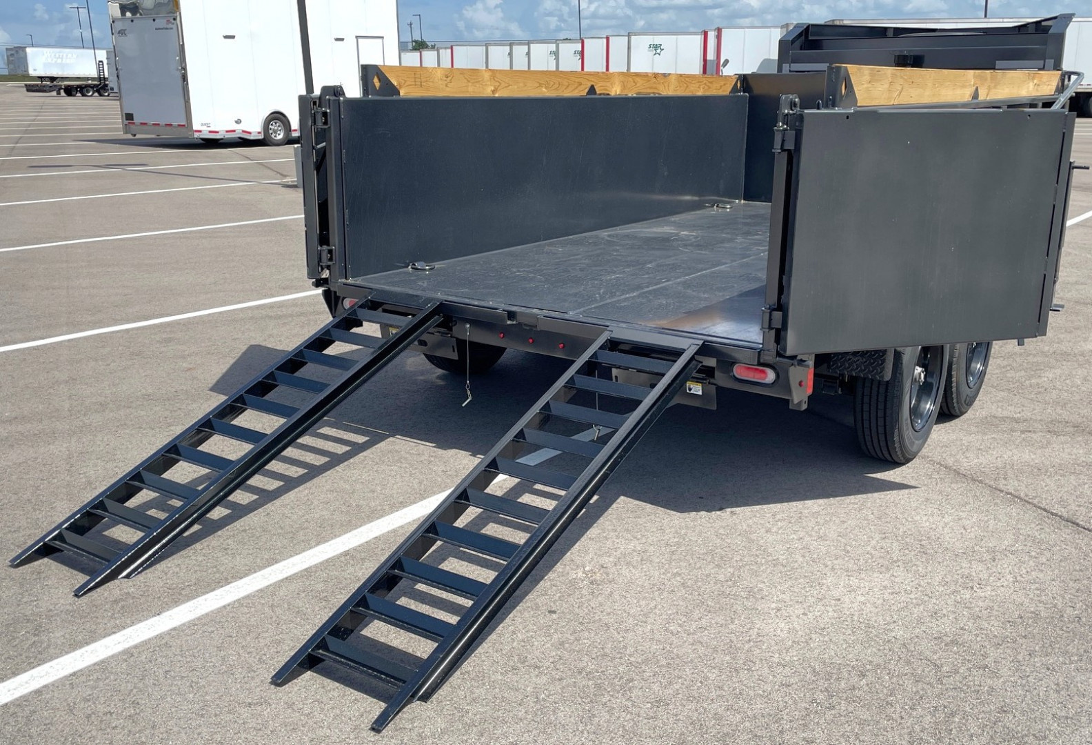 New Diamond C LPT 207 - GN 14' Dump Trailer -32" Sides, 16,000 GVWR, 17.5 Tires, Straight Axles