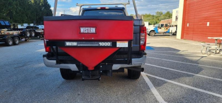 New Western 8.0 cf Low Pro 1000 Poly Tailgate Spreader  **w/2  Hitch Mount & Variable Speed Controller