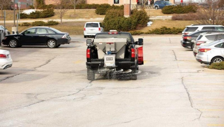 New Western 2.2 CY Marauder Stainless Steel Hopper Spreader w/Pintle Chain Conveyor