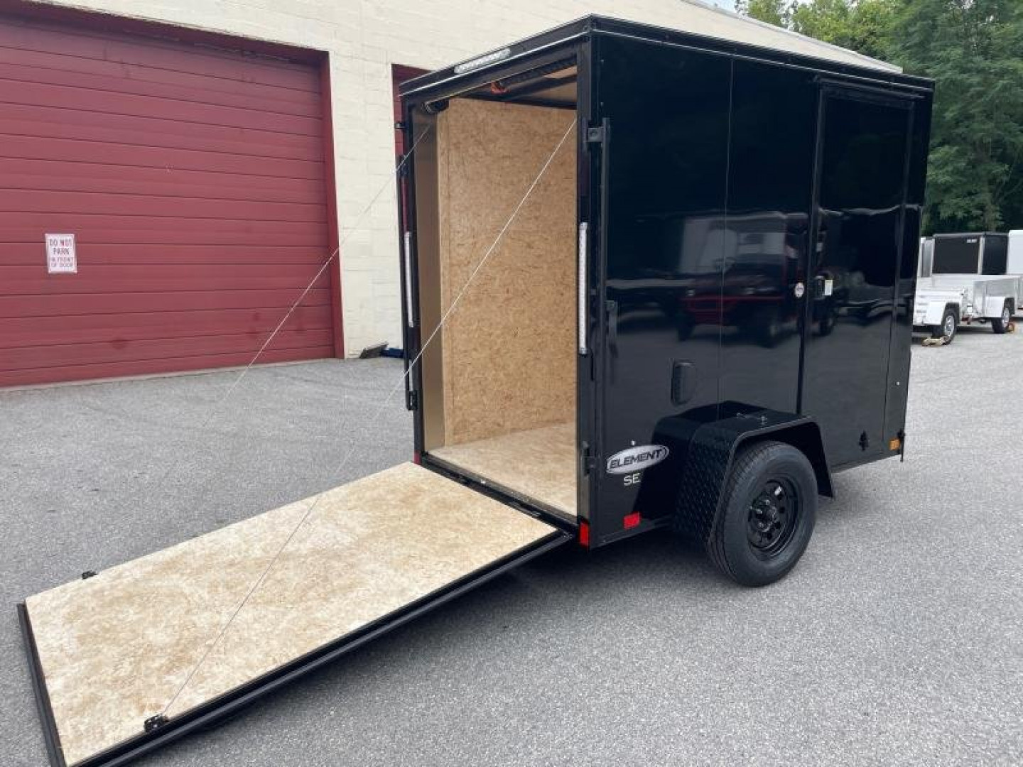 New 5 x 8 Look Element SE V-Nose Cargo 3k w/side door