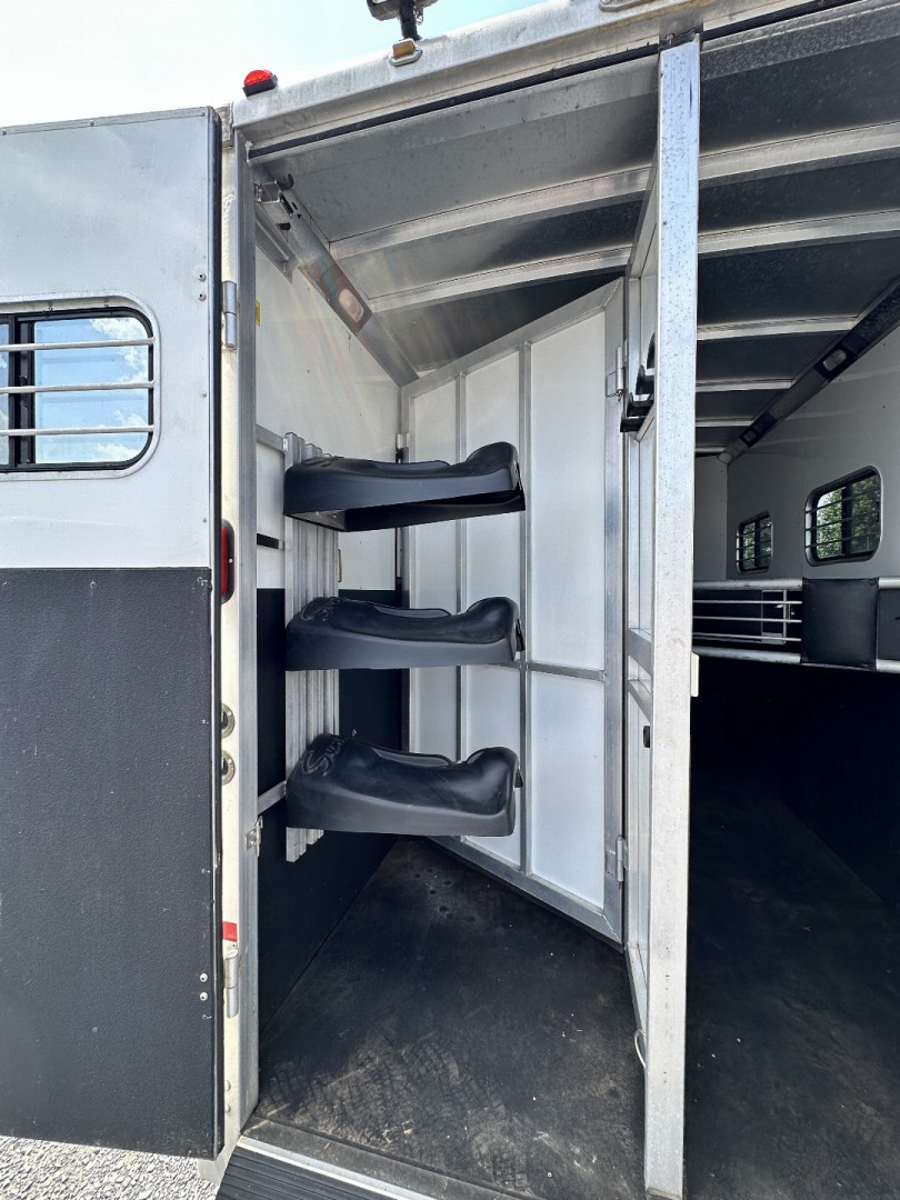 Used 2005 Sundowner Sunlite 727 Horse Trailer