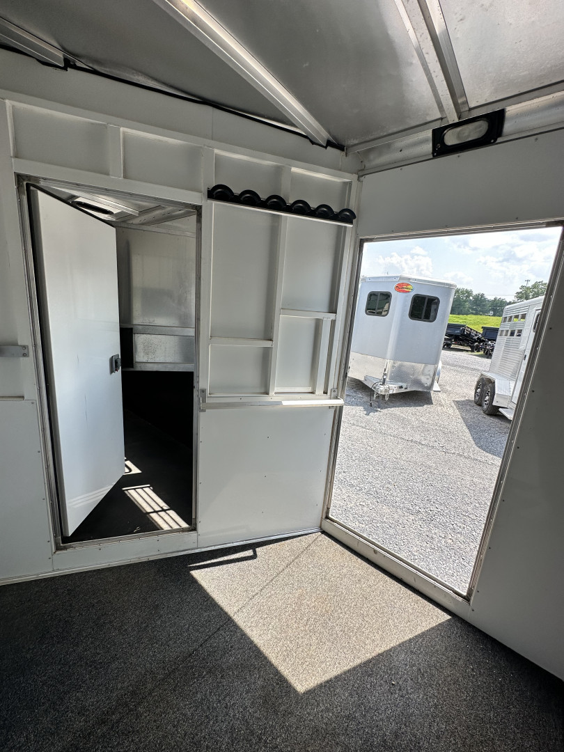 Used 2005 Sundowner Sunlite 727 Horse Trailer