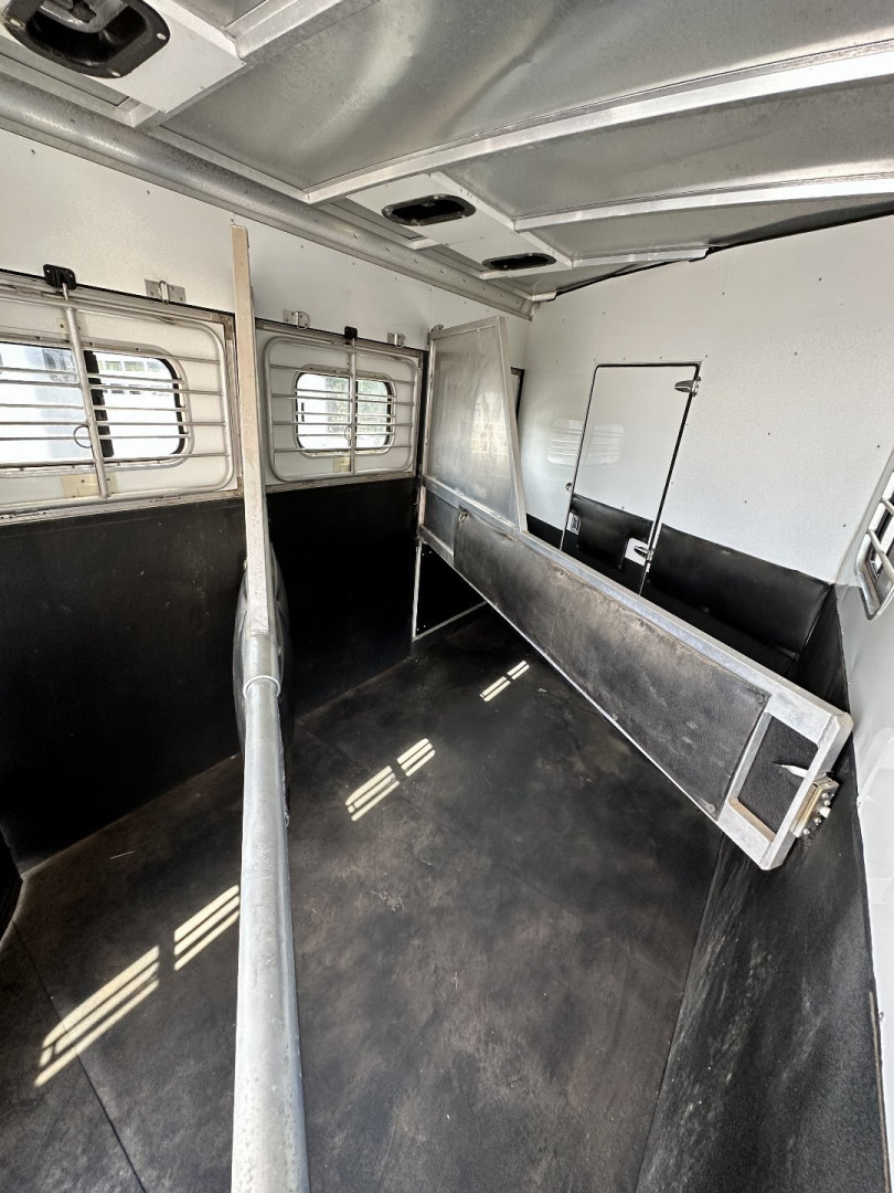 Used 2005 Sundowner Sunlite 727 Horse Trailer