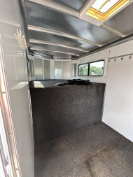 Used 2005 Sundowner Sunlite 727 Horse Trailer
