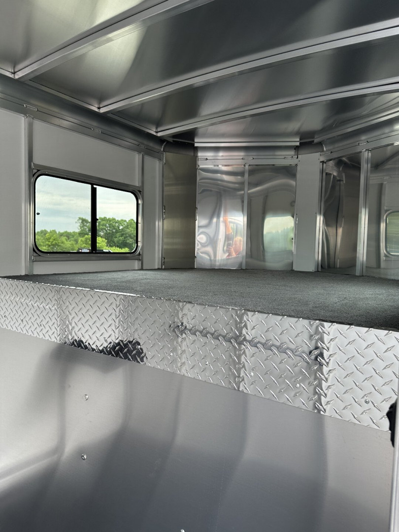 New 2026 Sundowner Trailers CHARTER 2H GNTR Horse Trailer