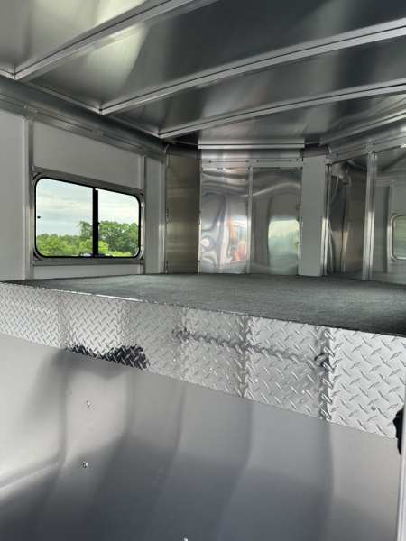 New 2026 Sundowner Trailers CHARTER 2H GNTR Horse Trailer