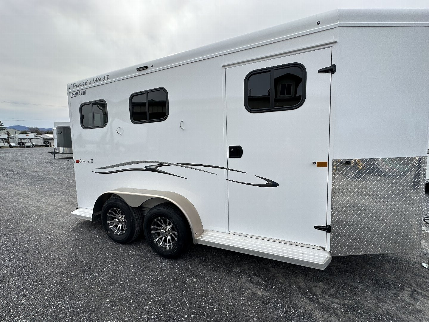 New 2025 Trails West 2H BP CLASSIC Warm Blood Horse Trailer