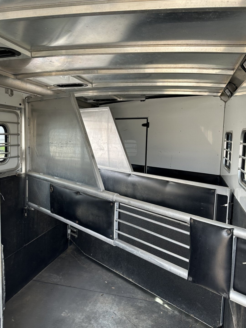 Used 2002 Sundowner 3H Trail Blazer III Horse Trailer