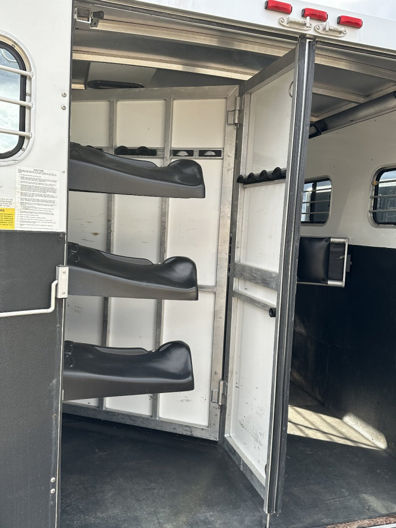 Used 2002 Sundowner 3H Trail Blazer III Horse Trailer