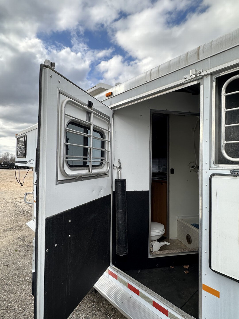 Used 2002 Sundowner 3H Trail Blazer III Horse Trailer