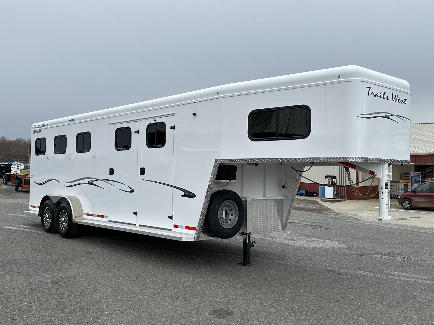 New 2025 Trails West 3H Classic GN Side Tack WB Horse Trailer