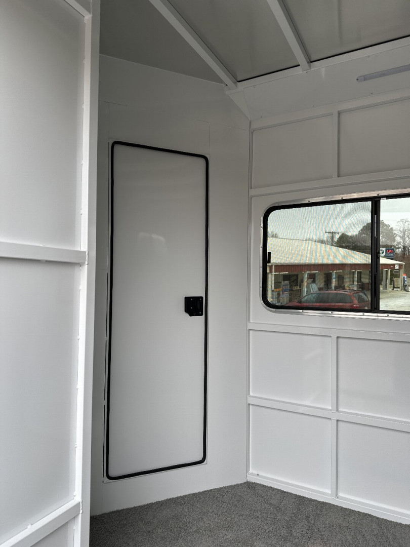 New 2025 Trails West 3H Classic GN Side Tack WB Horse Trailer