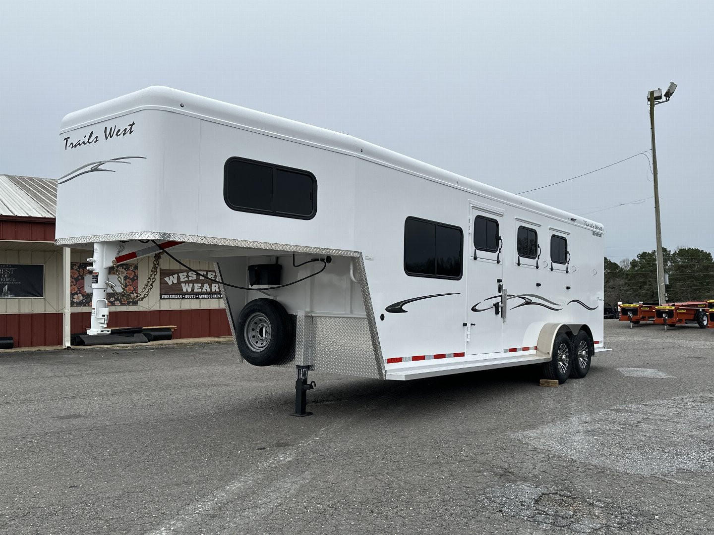 New 2025 Trails West 3H Classic GN Side Tack WB Horse Trailer