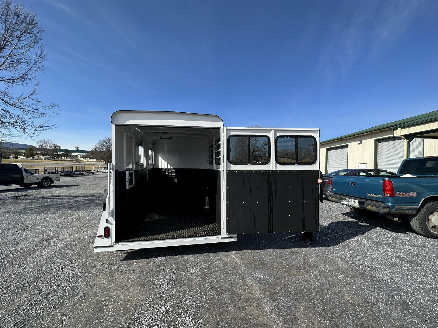 New 2025 Bee 2 HORSE CHIEF SLANT LOAD Horse Trailer