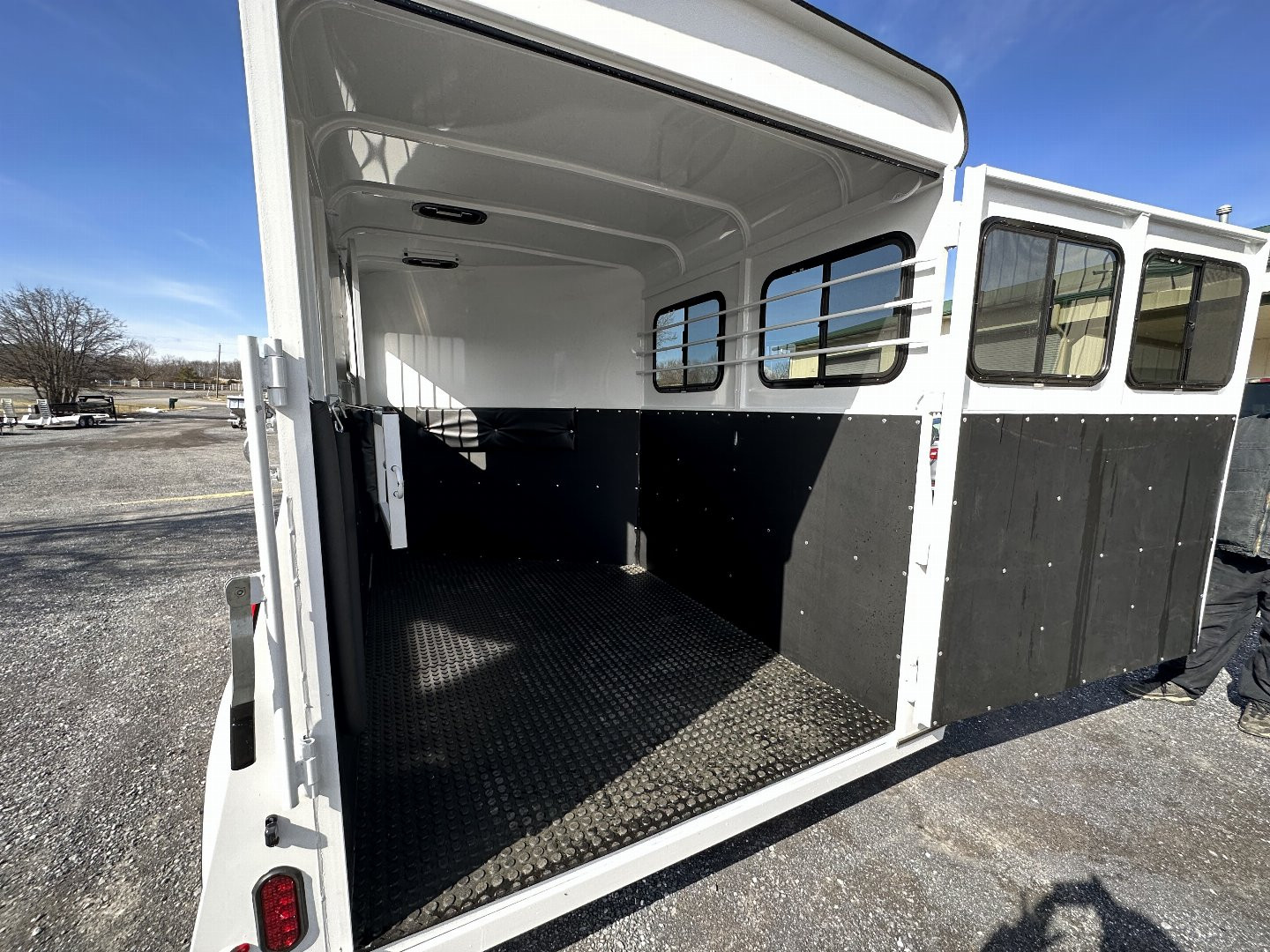New 2025 Bee 2 HORSE CHIEF SLANT LOAD Horse Trailer
