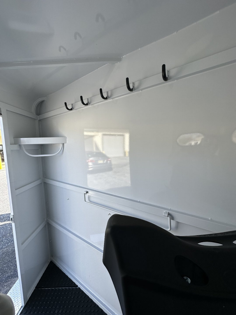 New 2025 Bee 2 HORSE CHIEF SLANT LOAD Horse Trailer