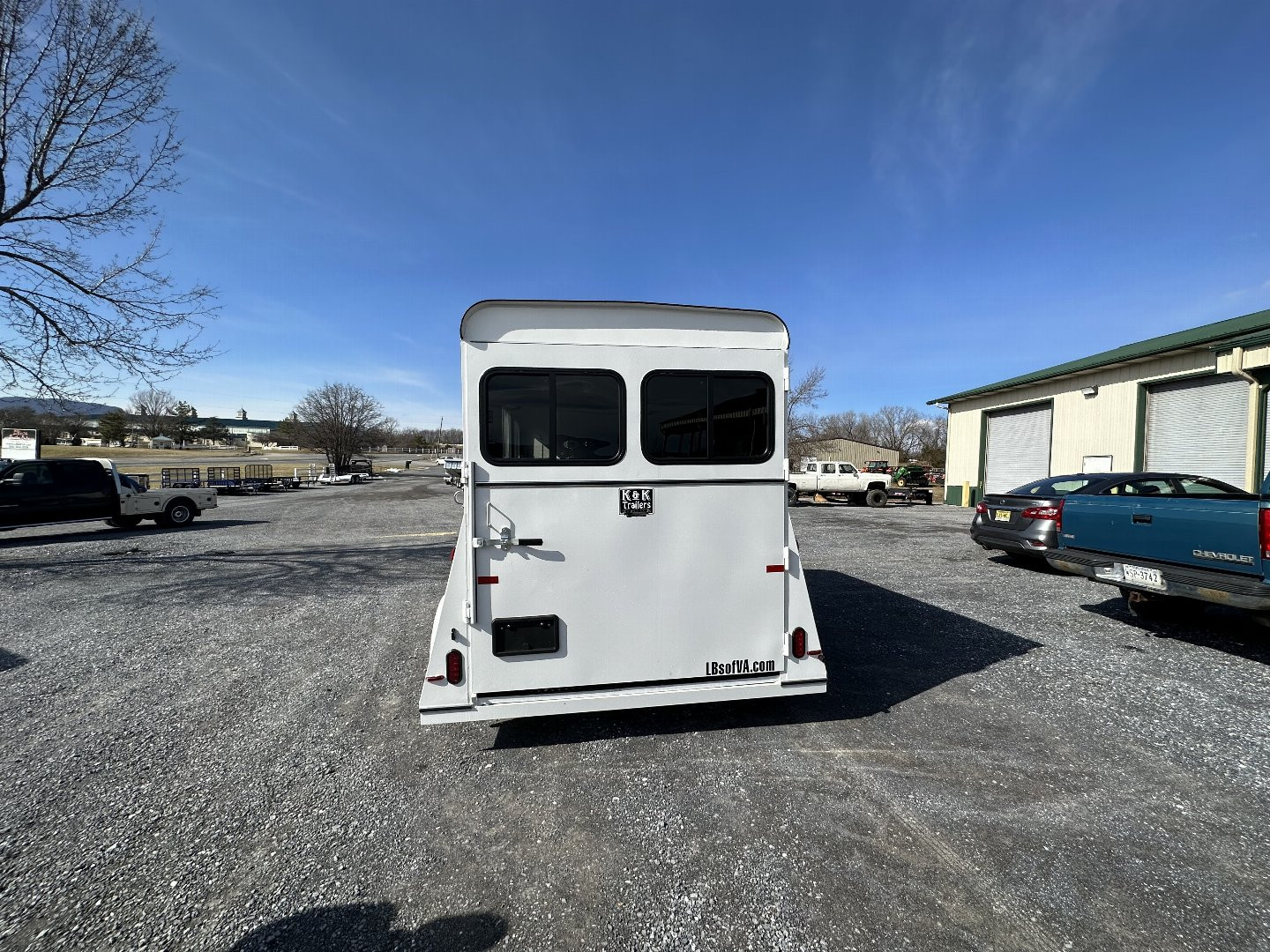 New 2025 Bee 2 HORSE CHIEF SLANT LOAD Horse Trailer