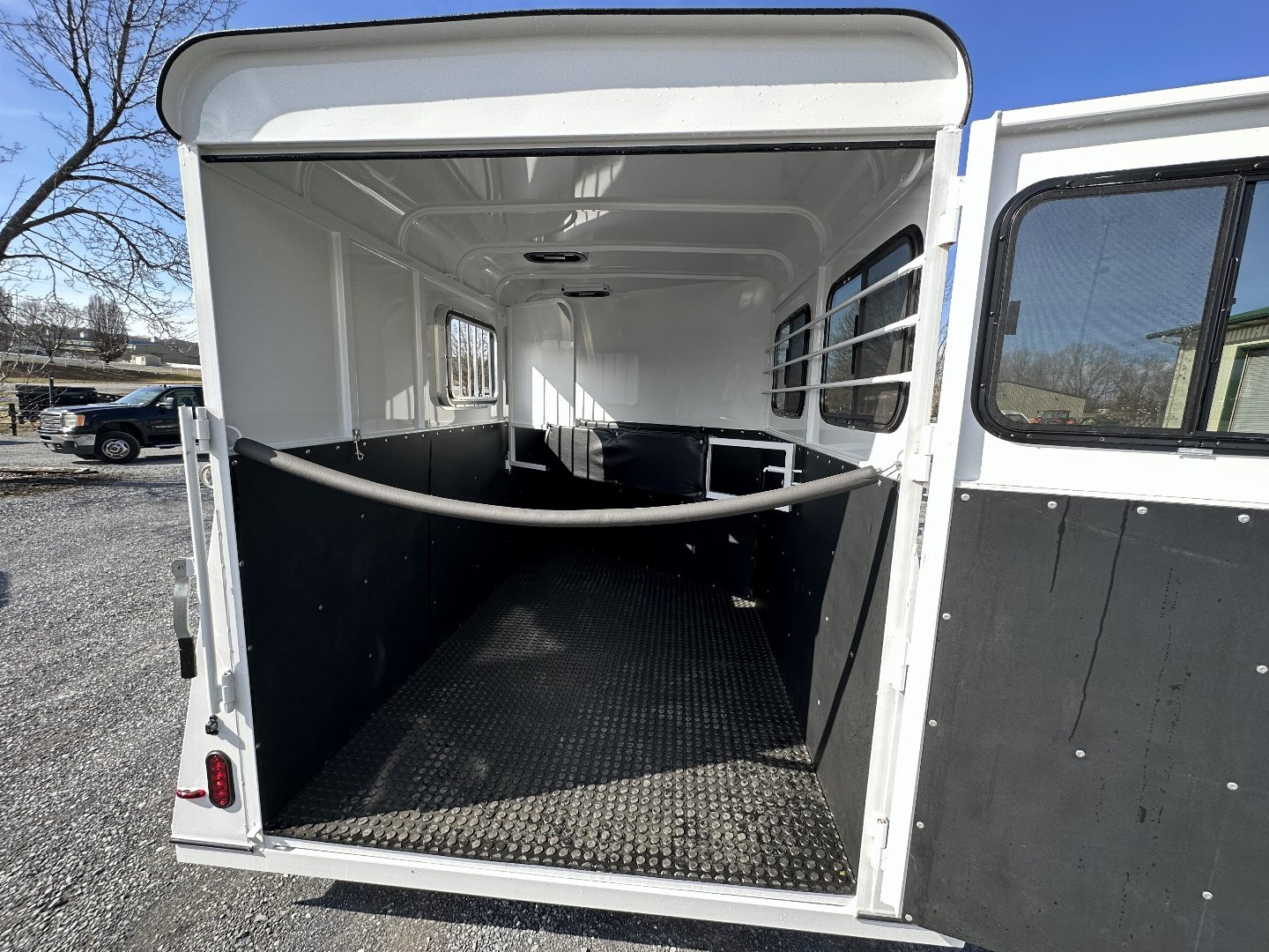 New 2025 Bee 2 HORSE CHIEF SLANT LOAD Horse Trailer