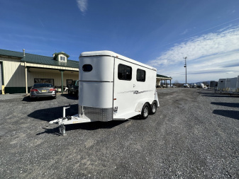 New 2025 Bee 2 HORSE CHIEF SLANT LOAD Horse Trailer