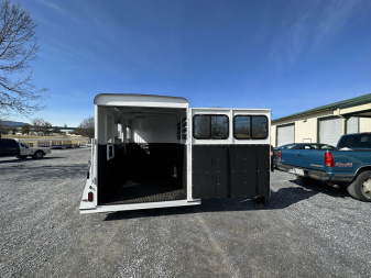 New 2025 Bee 2 HORSE CHIEF SLANT LOAD Horse Trailer
