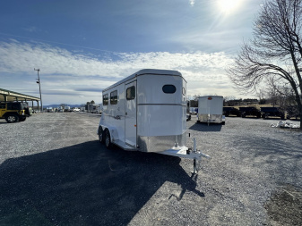 New 2025 Bee 2 HORSE CHIEF SLANT LOAD Horse Trailer