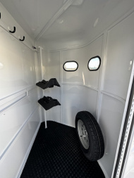 New 2025 Bee 2 HORSE CHIEF SLANT LOAD Horse Trailer